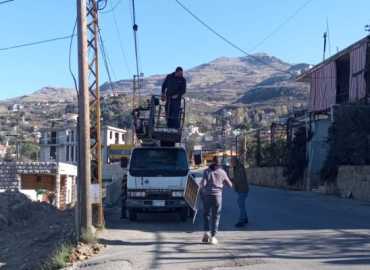 بلدية حمانا تباشر بتركيب الإضاءة على الطاقة الشمسية في البلدة