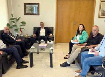 وزير الزراعة ورئيس بلدية قرطبا يبحثان حماية الغابات وتعزيز التنمية الزراعية