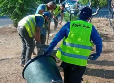 بلدية الغبيري تواصل أعمالها الدورية في صيانة المساحات الخضراء