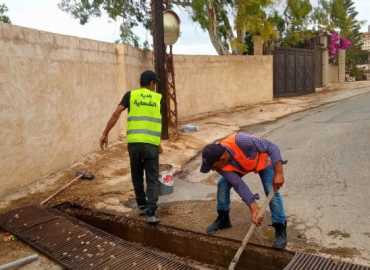 بلدية الشهابية تنظف مجاري تصريف مياه الأمطار استعدادًا للشتاء