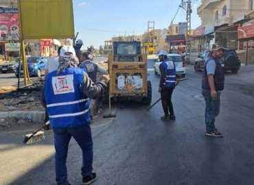 بالصور: إتحاد بلديات بعلبك يستجيب لطلب اصحاب المحلات عند تقاطع ايعات - بعلبك بتنظيف الجزر الوسطية