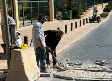 بلدية بعلبك تواصل تأهيل الطريق المحاذي لقلعة بعلبك 