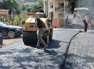 انطلاق أعمال تعبيد وتأهيل الطرقات في دوحة الشويفات وخلدة