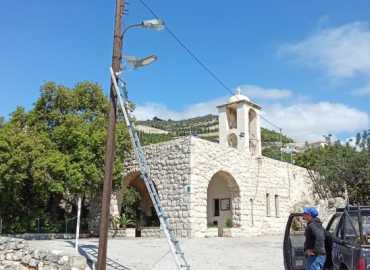 بلدية بلاط - قرطبون - مستيتا تواصل أعمال تركيب إنارة على الطاقة الشمسية ضمن نطاقها البلدي