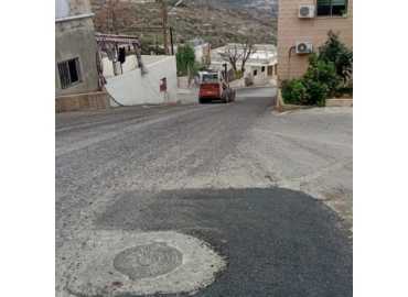 بلدية طيردبا تنهي أعمال تخشين سطح الزفت في حي المرج – نزلة البازورية