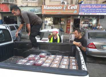 بلدية الغبيري تقطف ثمار البلح عن الأشجار في نطاقها وتوزيعها على الأهالي والمحال التجاري