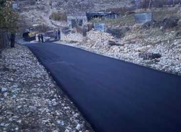 بلدية عيناتا الأرز تستكمل خطتها الإنمائية وتباشر تزفيت طرقات جديدة