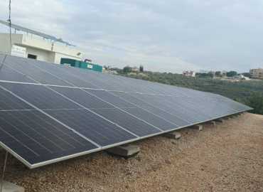 بلدية عبا تستكمل أعمال تمديد حقل الطاقة الشمسية المؤلّف من 413 لوحًا