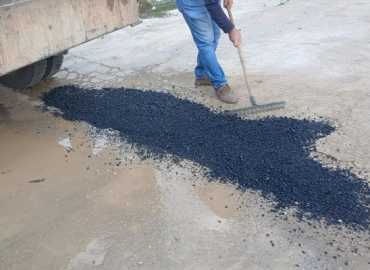 بلدية جب جنين تواصل أعمال صيانة الحفر في الطرقات العامة