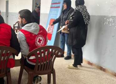 العيادة الطبية النقالة للصليب الأحمر تزور بلدة السلطانية