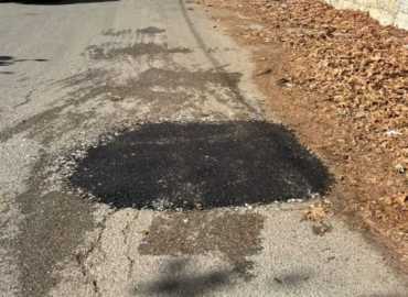 بلدية زغرتا – إهدن تسدّ الحفر بالأسفلت قبل بدء تساقط الثلوج