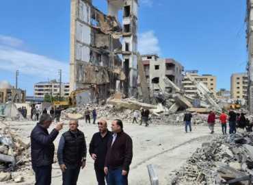 رئيس بلدية صيدا يتفقد موقع العدوان الإسرائيلي على 