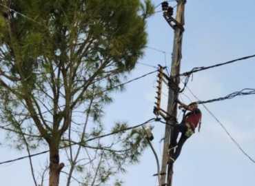 فريق الصيانة في بلدية دير كيفا يُنفّذ أعمال إصلاح وصيانة للإنارة العامة