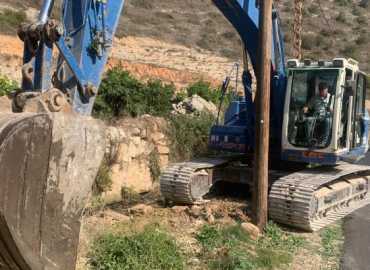 بلدية تفاحتا تُنفّذ أعمال تنظيف مجاري المياه والصرف الصحي استعدادًا لموسم الشتاء