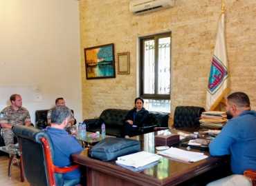 رئيس بلدية الطيبة يبحث مع 