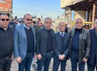 رئيس إتحاد بلديات صيدا يتفقد مكان الغارة الإسرائيلية في المدينة الصناعية مستنكراً العدوان