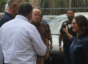 وزيرة الشؤون الاجتماعية تتفقد أضرار العدوان في كفررمان وتبحث مع البلدية احتياجات البلدة