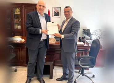 وزير الزراعة يتسلّم التقرير السنوي لمديرية الزراعة ويشيد بجهود العاملين في الوزارة