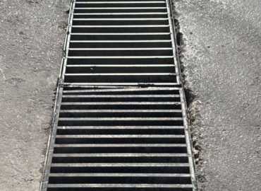 بلدية العباسية تستجيب لشكاوى المواطنين وتُعالج تثبيت أغطية مصافي المياه وتأهيل محيطها