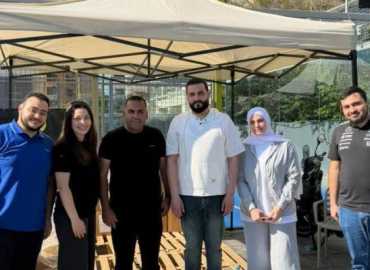 بلدية العباسية تباشر توزيع حصص غذائية على النازحين ضمن مبادرة 