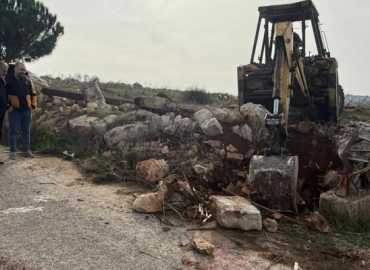 بلدية مركبا تستكمل أعمال تركيب أعمدة وإنارة جديدة على طريق المرج – طلوسة