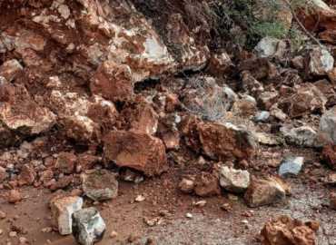 اتحاد بلديات جرد القيطع يزيل العوائق عن الطريق العام في بلدة قبعيت