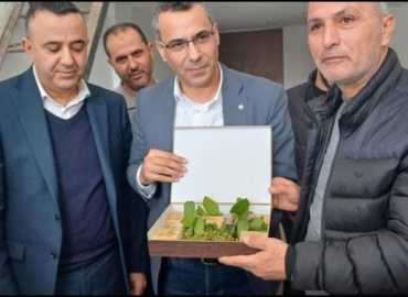 زيارة ميدانية لوزير الزراعة إلى عيتا الشعب: بحث القضايا الزراعية وغرس شتلة زيتون رمزية