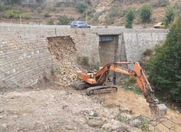 بعد متابعة حثيثة في البلدية .. بدء أعمال الصيانة بجسر عين دار