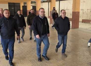 رئيس بلدية حلبا يتفقد مراكز إيواء النازحين في البلدة