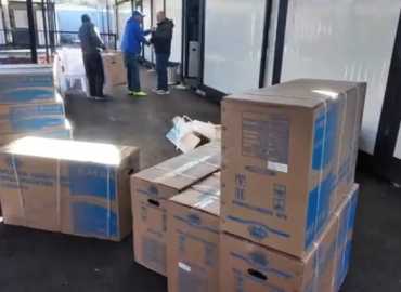 تركيب مكيفات في المبنى المدرسي المؤقت في بلدة ميس الجبل الجنوبية