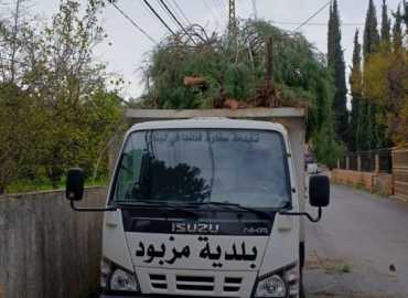 بلدية مزبود تنفّذ حملة تشحيل للأشجار في عدد من شوارع البلدة