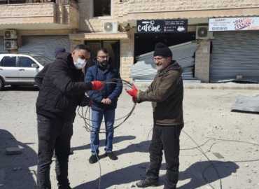 بلدية مشغرة تواكب إزالة أضرار القصف: إصلاح شبكة الكهرباء وتنظيف طريق مدرسة القلبين الأقدسين