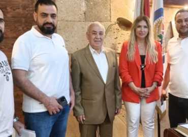 محافظ الشمال وبلدية وادي النحلة تبحثان ملفات إنمائية وخدماتية للبلدة