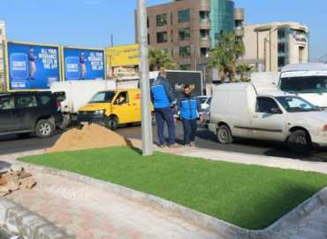 بلدية برج البراجنة تنجز تركيب عشب اصطناعي على طريق المطار