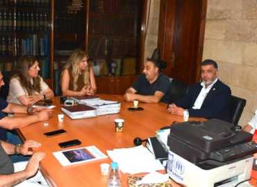 محافظ الشمال وبلديات الضنية يبحثان أزمة النفايات وتأهيل طريق بيت جيدا