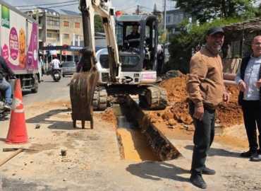 بلدية مدينة الشويفات تباشر صيانة طارئة لشبكة الصرف الصحي قرب محطة الريشاني
