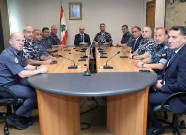 وزير الداخلية يهنئ قوى الأمن الداخلي بعيدها الـ165
