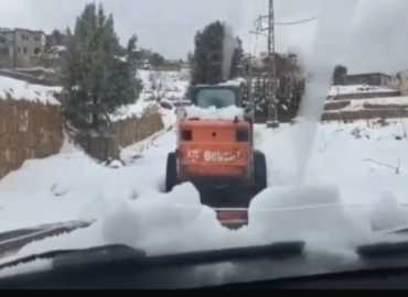 بلدية أفقا تواصل أعمال جرف الثلوج وفتح الطرقات في البلدة