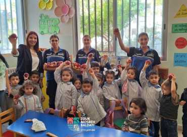 بلدية زوق مصبح توزّع التفاح على طلاب المتوسطة الرسمية