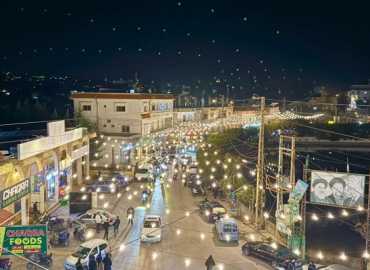 بلدية شقرا ودوبيه تُزيّن الطرقات والأحياء احتفالاً بشهر رمضان المبارك