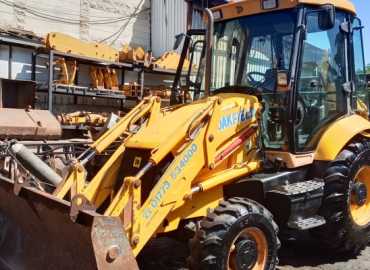 بلدية عرمتى تتسلّم آلية JCB لدعم أعمالها وخدماتها