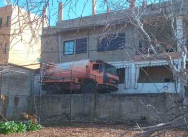 بلدية كفرفيلا تنفّذ أعمال صيانة لشبكة الصرف الصحي في حي الميدان