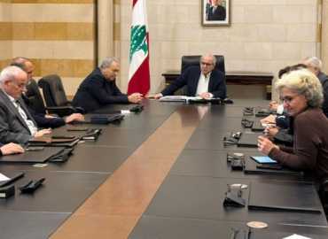 رئيس الحكومة يبحث مع المحافظين والوزراء ملف النزوح والتنسيق مع البلديات لتأمين مراكز الإيواء