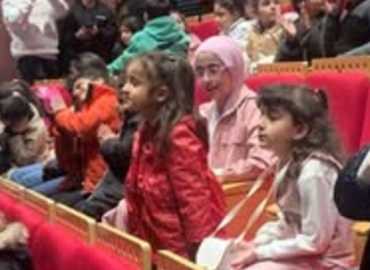بلديّة دده تنظّم رحلة لأطفالها إلى مسرحية في برسا بمناسبة عيد الطفل