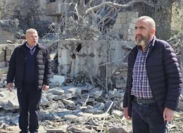 رئيس بلدية سحمر يتفقد أضرار غارة استهدفت منزلًا في البلدة