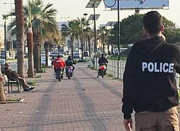 تطبيقاً لقرار البلدية .. شرطة صيدا تسيّر دوريات لضبط المخالفات على رصيف الكورنيش البحري