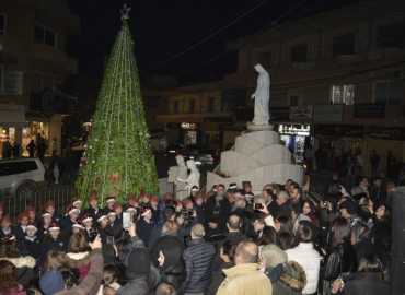 رابطة مخاتير بعلبك والجوار تشارك في إضاءة شجرة الميلاد بساحة كنسية مار جرجس