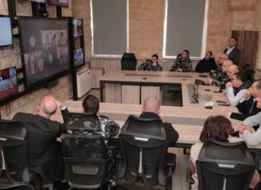 وزير الداخلية يؤكد التنسيق مع البلديات لتنظيم مراكز إيواء النازحين