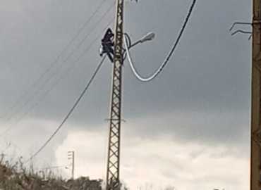 بلدية مركبا تُباشر بتوصيل شبكة الكهرباء لتغطية جميع أحياء البلدة