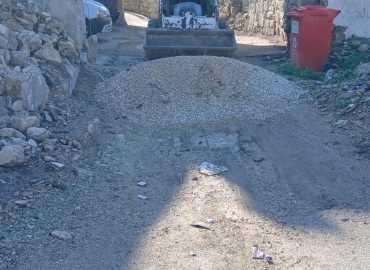 بلدية قبريخا تنفذ أعمال ردم الحفر على الطرقات الداخلية